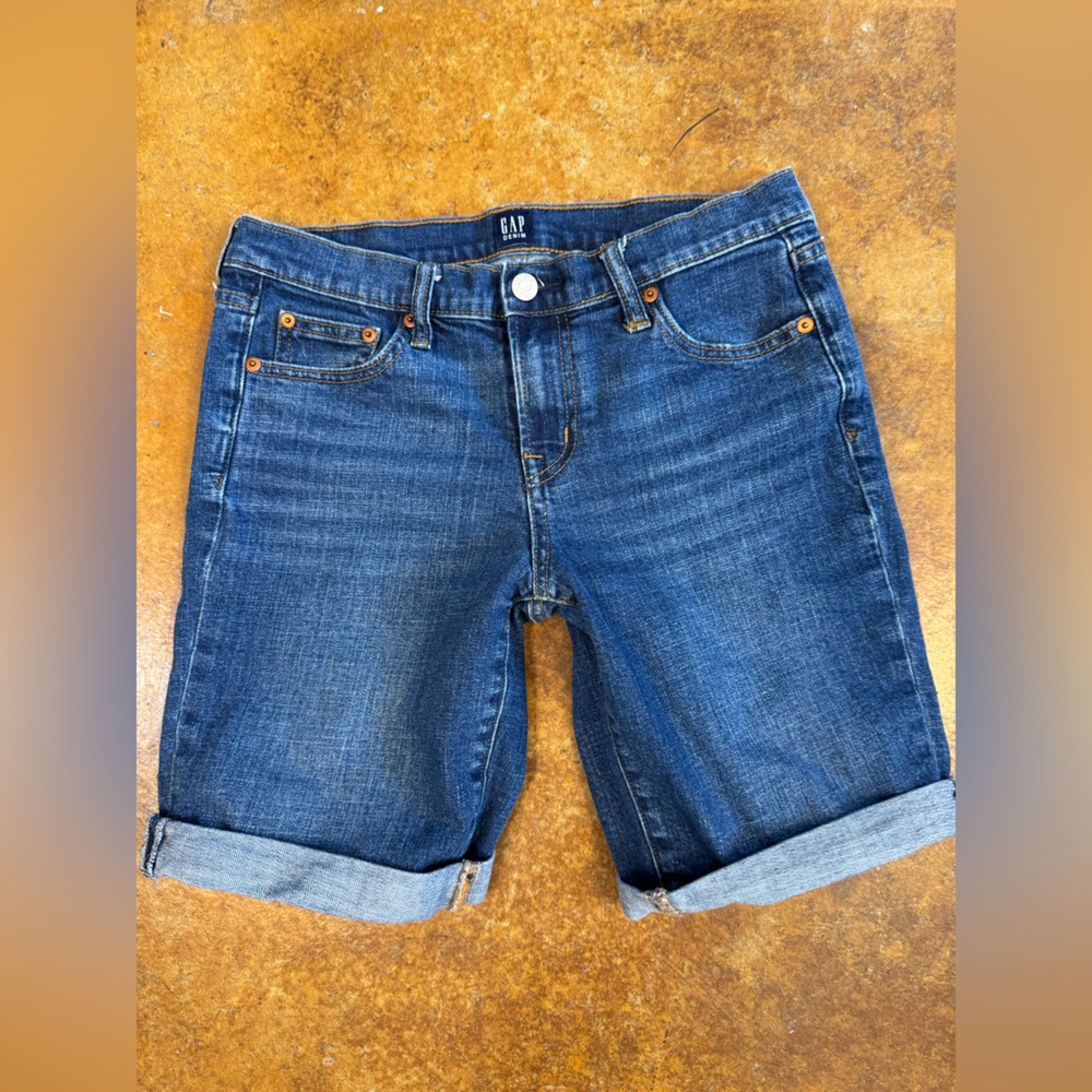 Gap high rise 9 inch Bermuda jean shorts in medium wash size 28